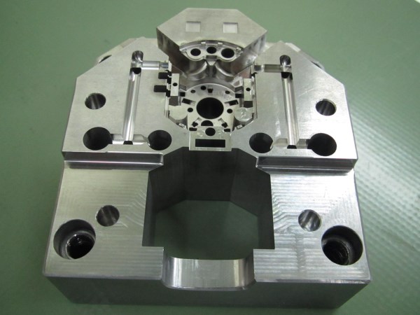 Injection mold, Material 2085
